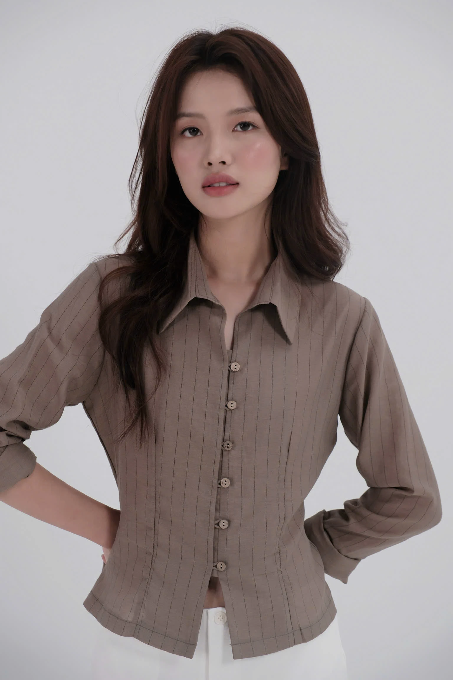 Áo sơ mi tơ dáng nhỏ chiết eo chất tơ kẻ mềm mỏng Unleashedvn BÉBÉ Slim Fit top - Nâu rêu - S - Hình 2