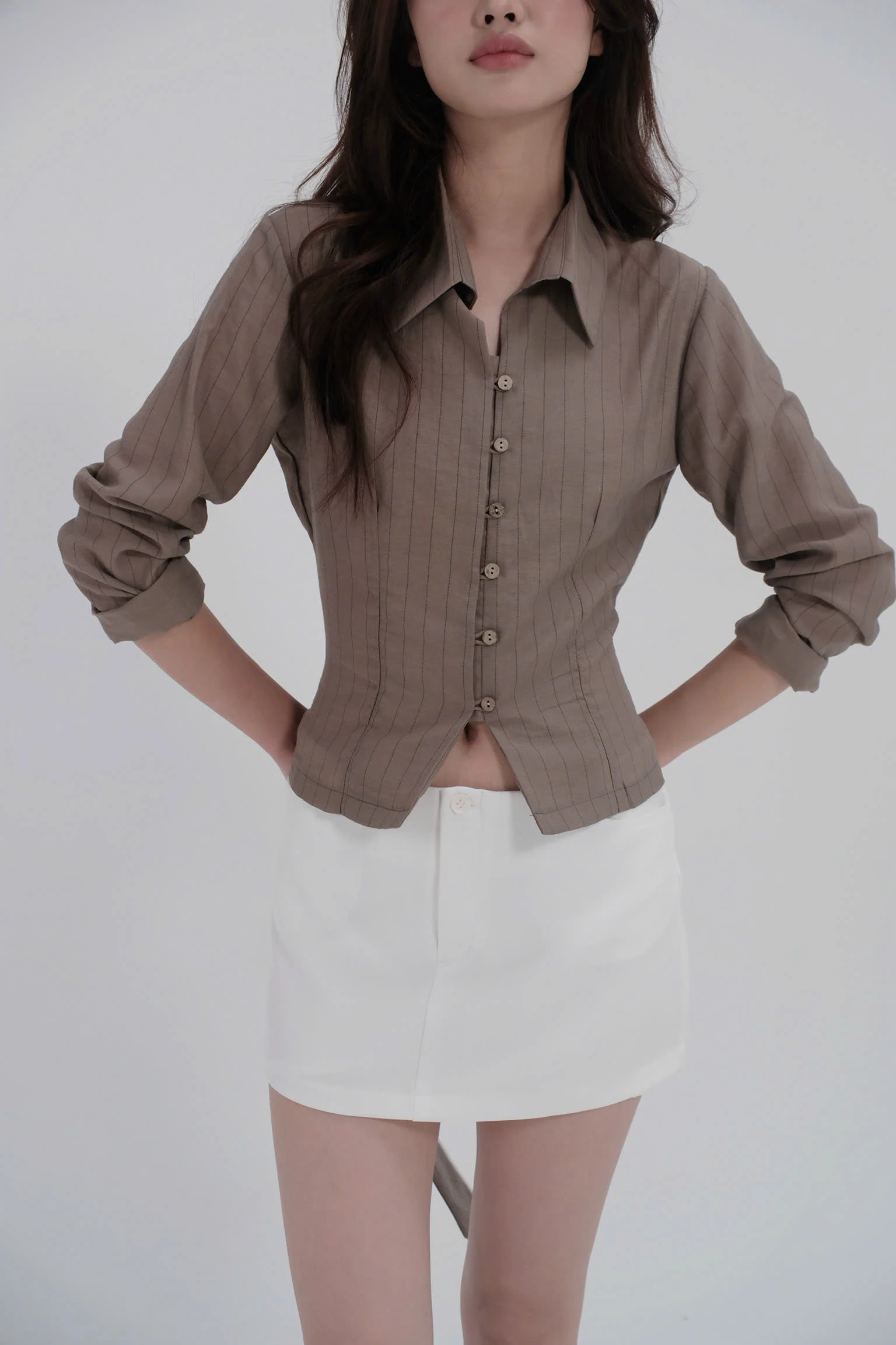 Áo sơ mi tơ dáng nhỏ chiết eo chất tơ kẻ mềm mỏng Unleashedvn BÉBÉ Slim Fit top - Nâu rêu - S - Hình 1