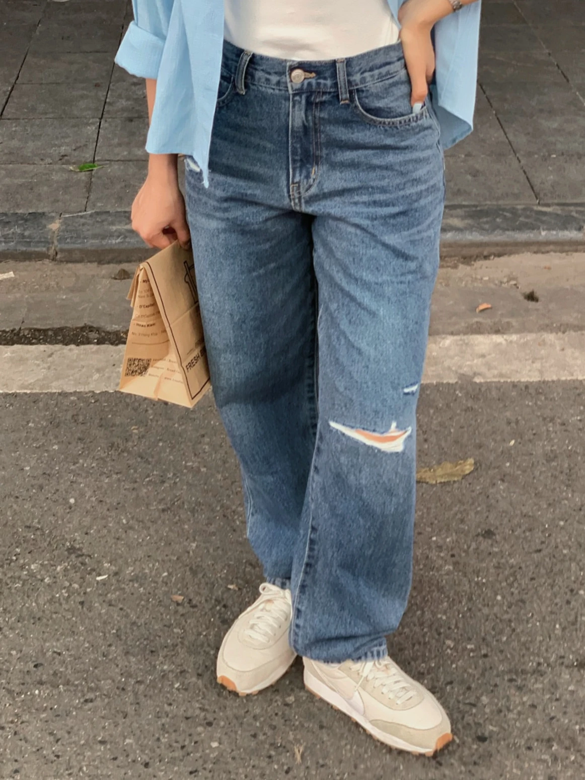 Quần jeans CALI rách gối cạp ngang rốn