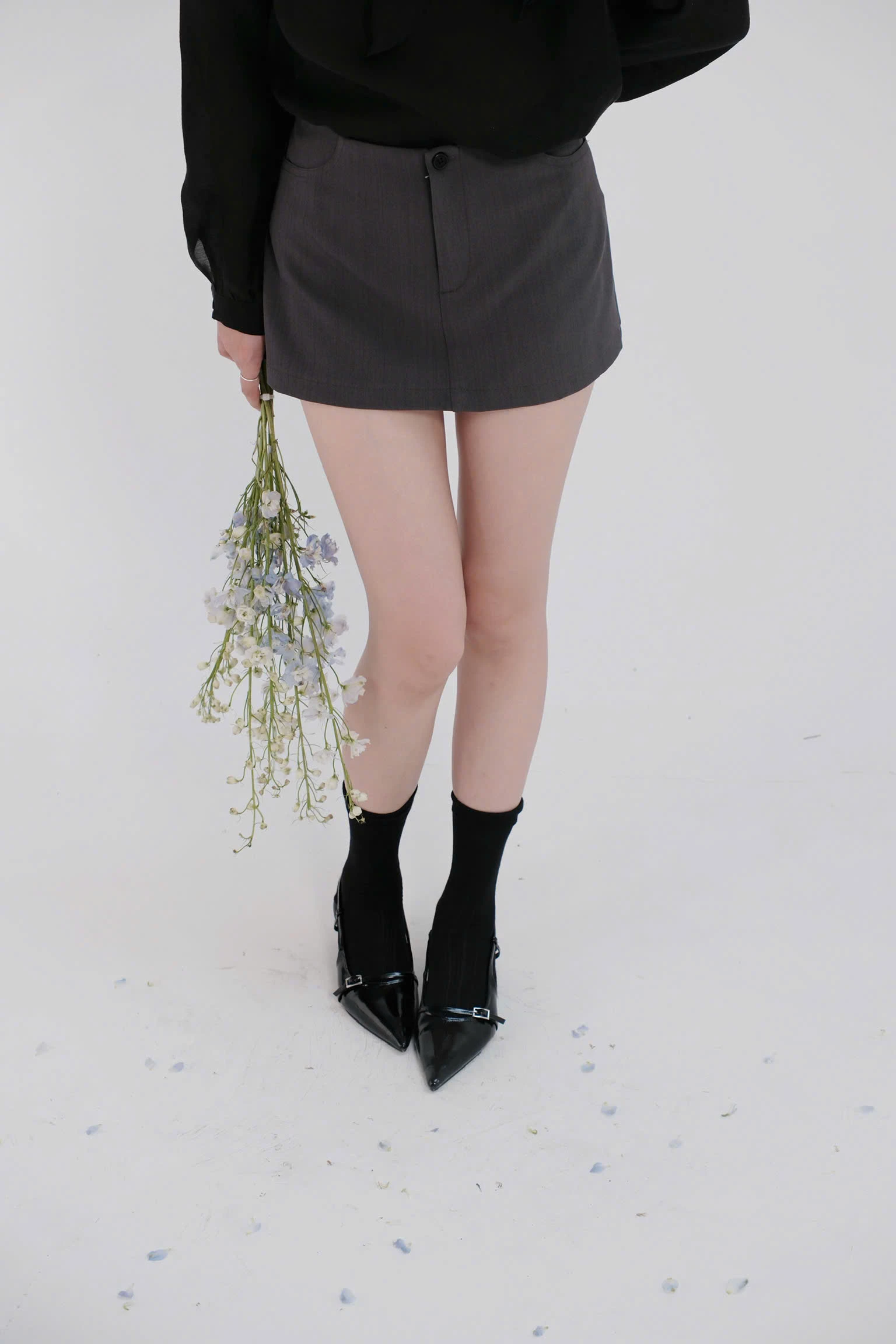 Chân váy mini cạp trễ lót quần siêu tôn hông Unleashedvn ENIEMINIE Low Waisted Mini Skirt - Ghi - M - Hình 3