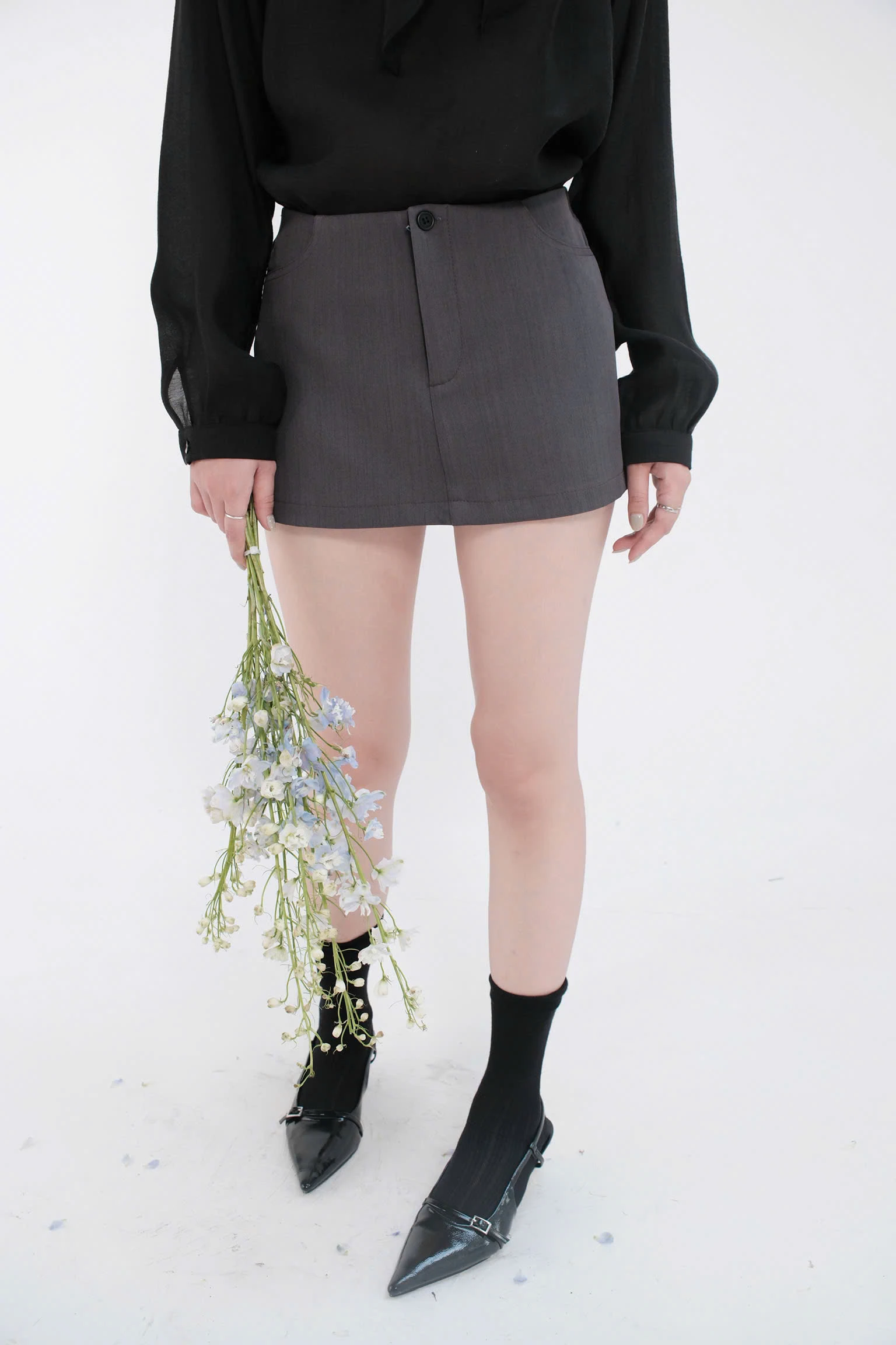 Chân váy mini cạp trễ lót quần siêu tôn hông Unleashedvn ENIEMINIE Low Waisted Mini Skirt - Ghi - M - Hình 2