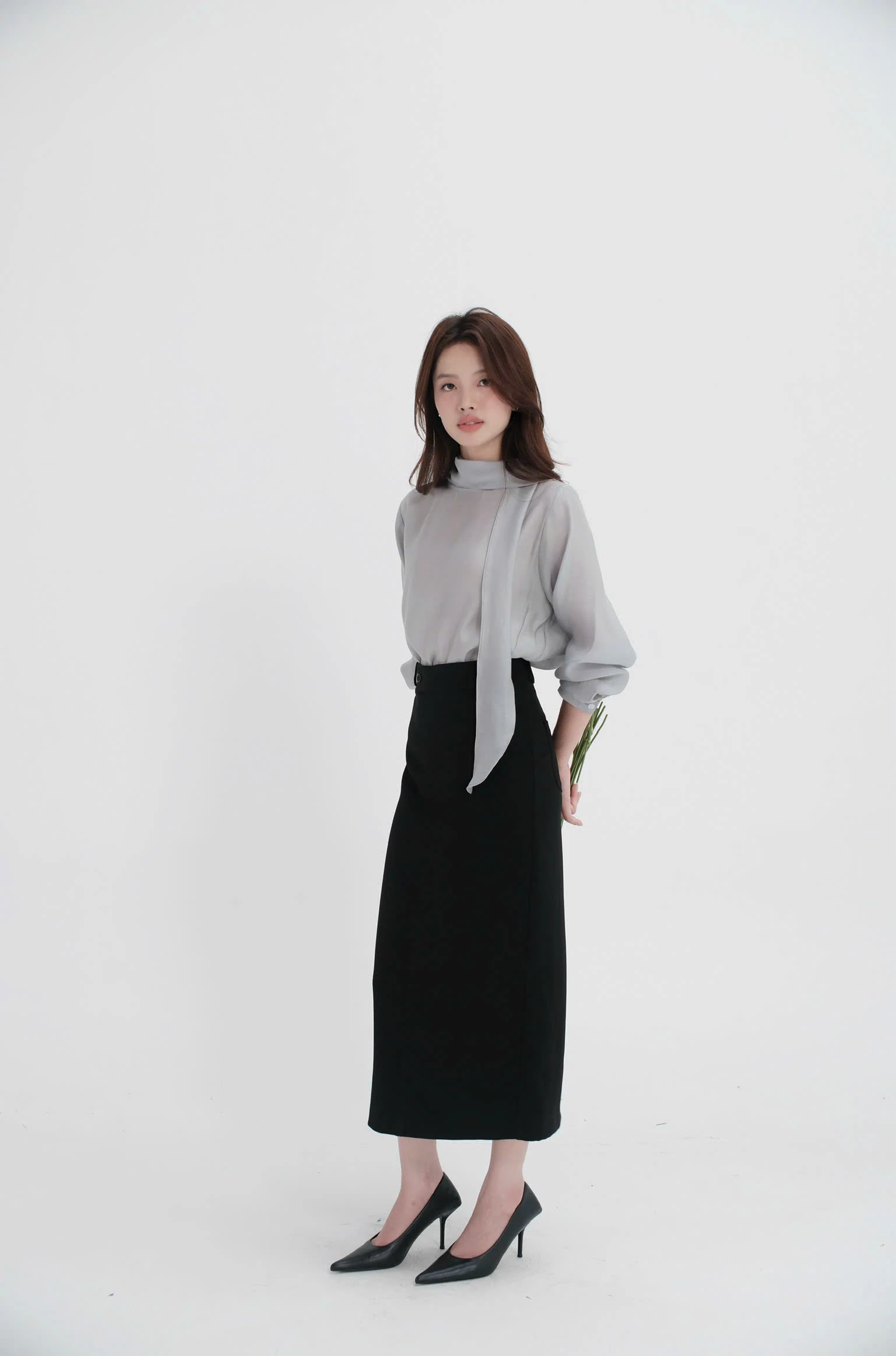Áo tơ tay dài nhấn dây cổ thắt được nhiều kiểu chất mềm bay Unleashedvn SIENNA Blouse - Xanh ghi - S - Hình 2
